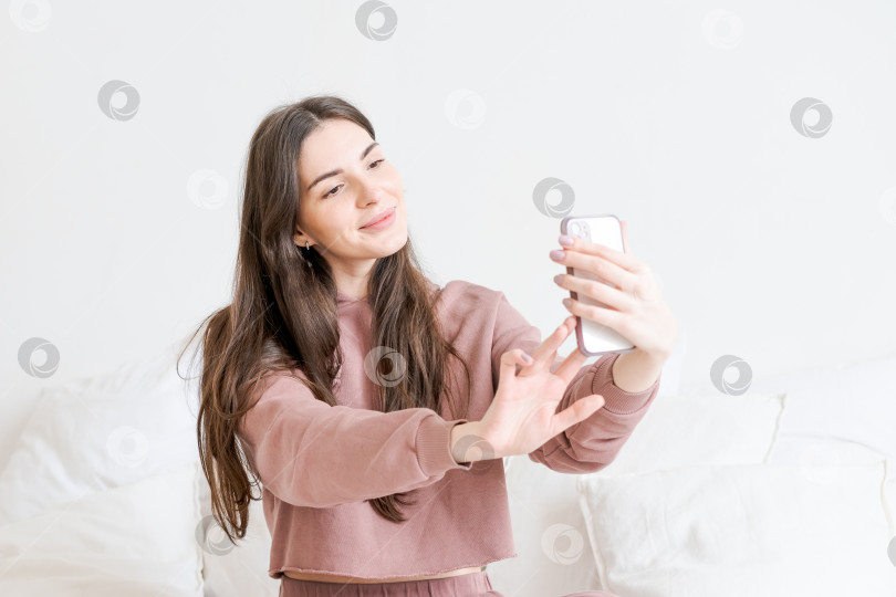 Скачать Женщина делает селфи на свой мобильный телефон фотосток Ozero