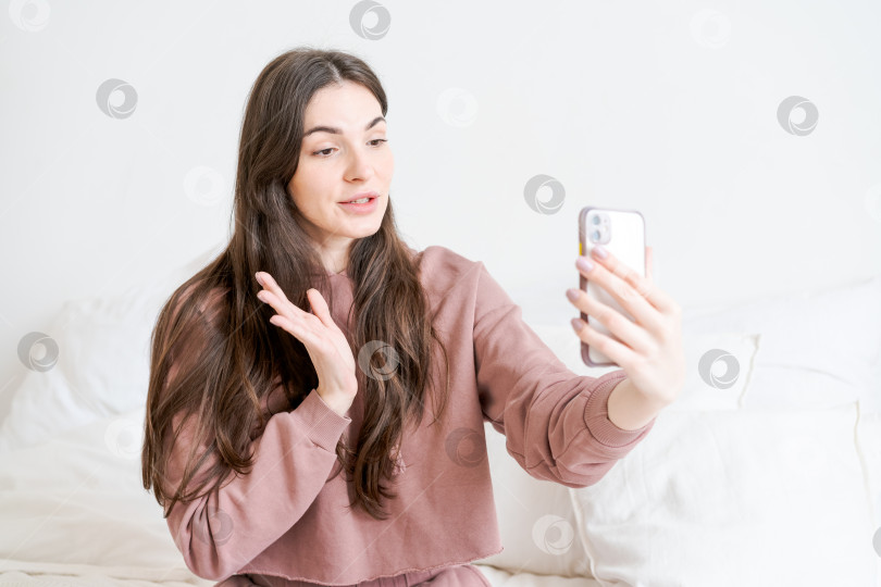 Скачать Женщина фотографирует себя на мобильный телефон фотосток Ozero