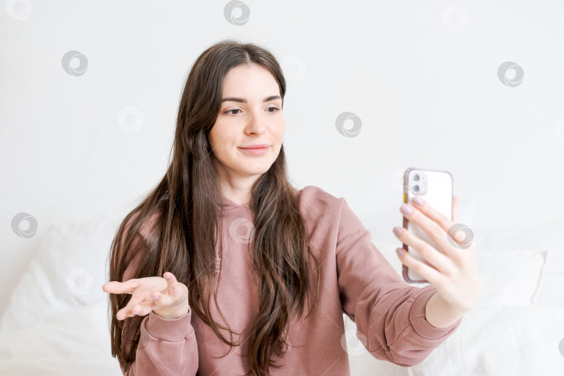 Скачать Женщина делает селфи на свой мобильный телефон фотосток Ozero