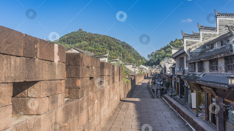 Скачать Древняя кирпичная крепостная стена Старого города Фэнхуан. фотосток Ozero