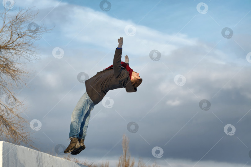 Скачать Мужчина делает сальто назад фотосток Ozero