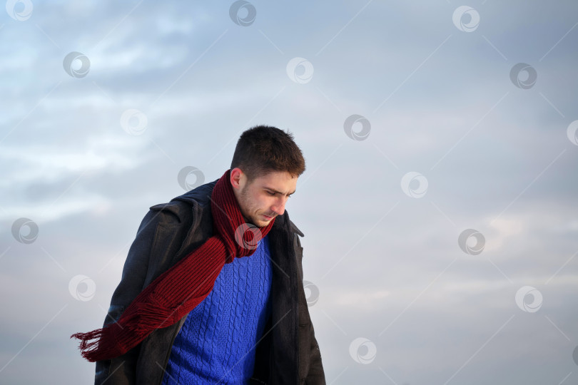 Скачать Мужчина в шарфе фотосток Ozero