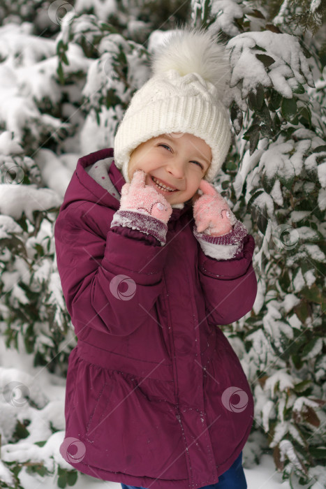 Скачать Маленькая девочка на прогулке в снежный день фотосток Ozero
