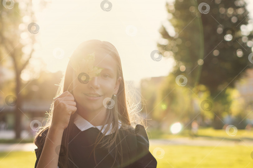 Скачать Портрет девочки-подростка с кленовым листом фотосток Ozero