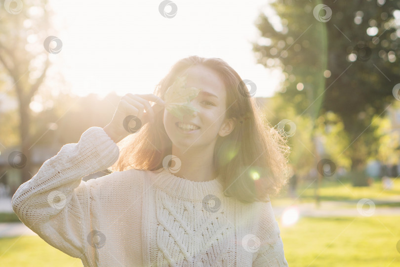 Скачать Портрет девочки-подростка с кленовым листом фотосток Ozero