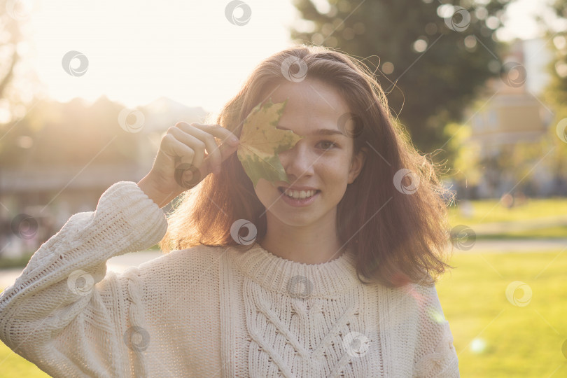 Скачать Портрет девочки-подростка с кленовым листом фотосток Ozero