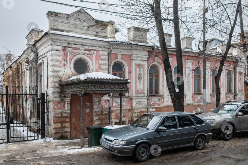 Скачать Старинное здание и припаркованные автомобили на улице Кирова города Пятигорска фотосток Ozero