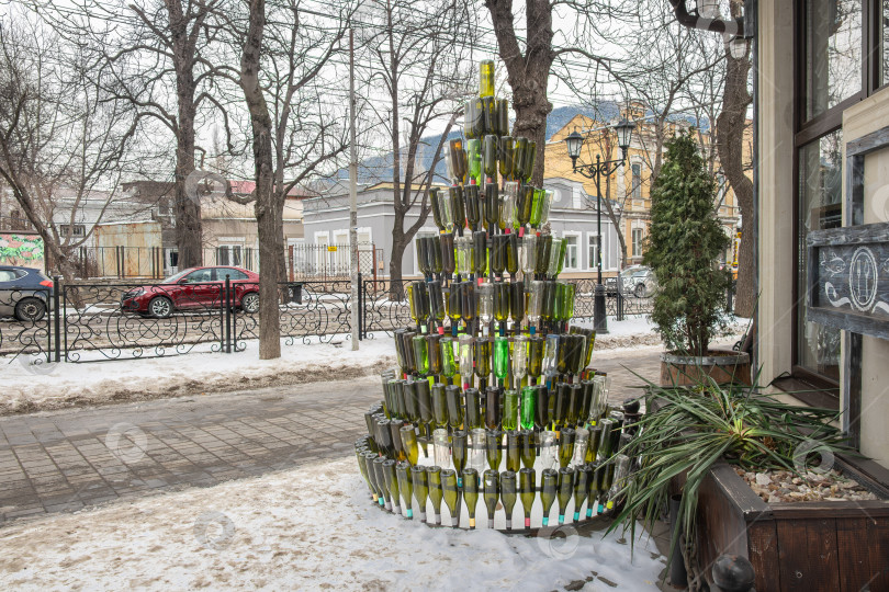 Скачать Ёлка из бутылок на улице Пятигорска фотосток Ozero