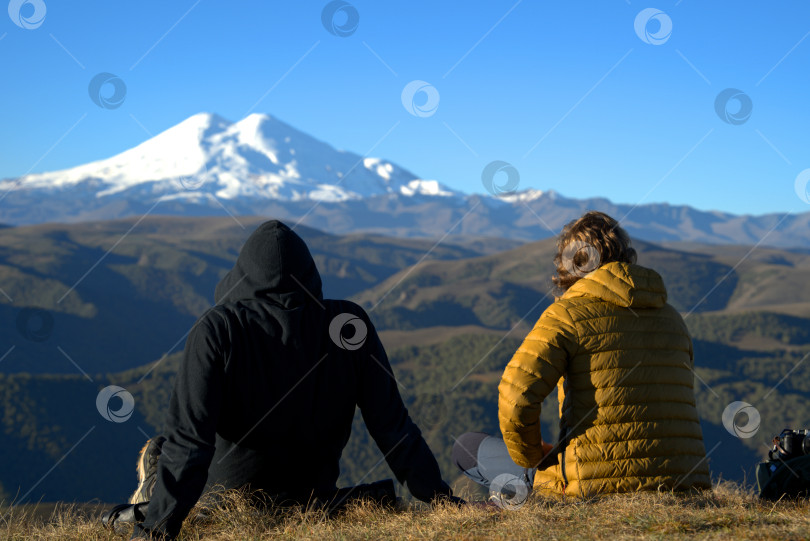 Скачать Туристы в горах фотосток Ozero