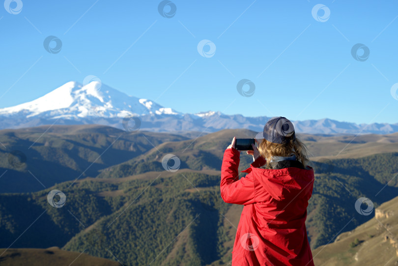 Скачать Туристы в горах фотосток Ozero