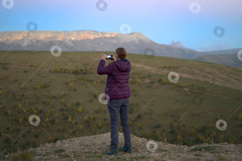 Скачать Туристы в горах фотосток Ozero