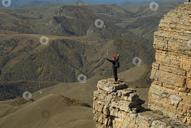 Скачать Туристы в горах фотосток Ozero