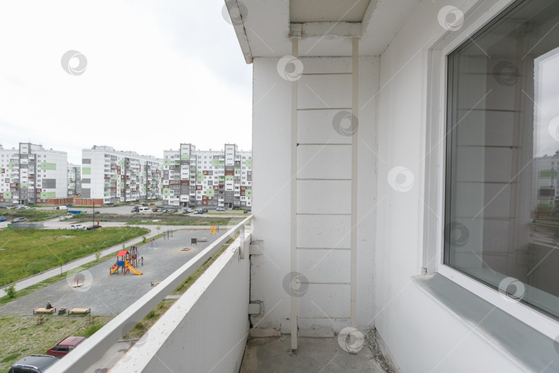 Скачать вид с балкона на многоквартирный дом фотосток Ozero