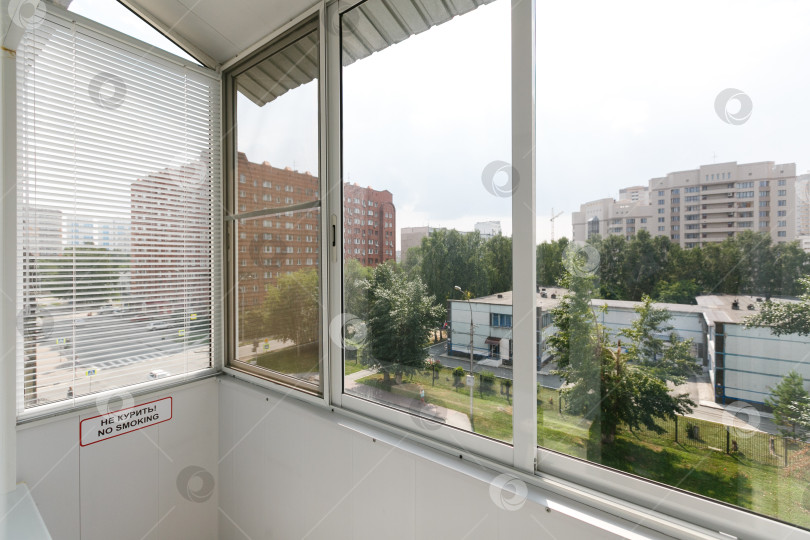 Скачать вид с балкона на многоквартирный дом фотосток Ozero
