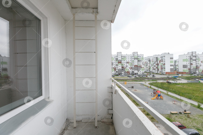 Скачать вид с балкона на многоквартирный дом фотосток Ozero