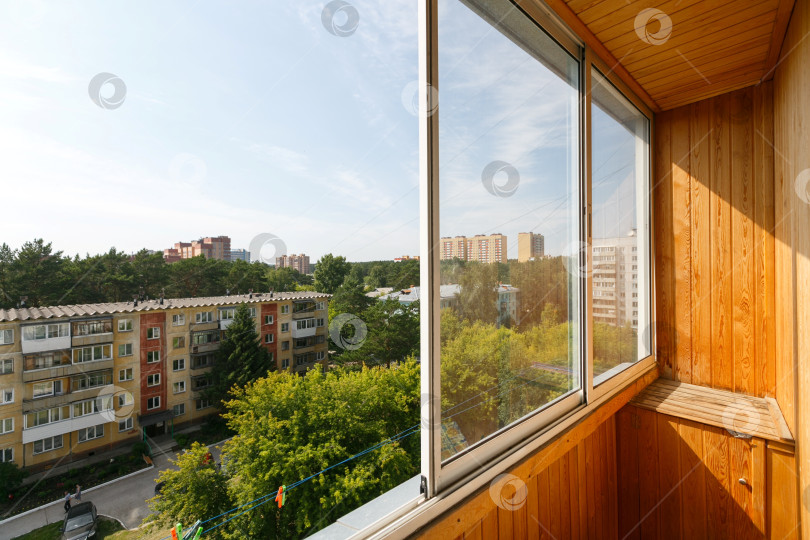 Скачать вид с балкона на многоквартирный дом фотосток Ozero