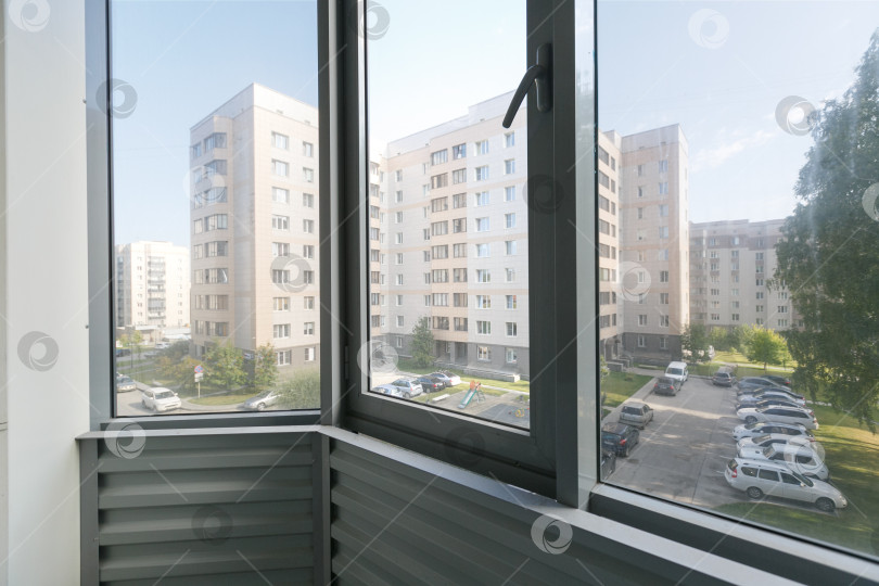 Скачать вид с балкона на многоквартирный дом фотосток Ozero