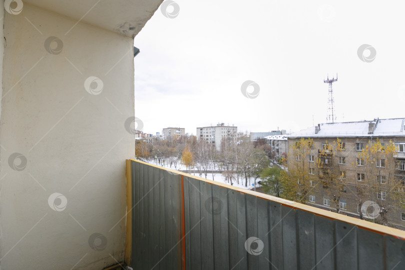 Скачать вид с балкона на многоквартирный дом фотосток Ozero