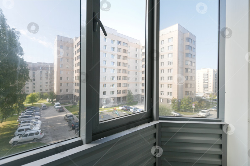 Скачать вид с балкона на многоквартирный дом фотосток Ozero