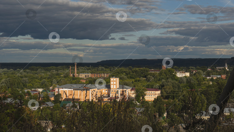 Скачать Вид с холма на город. Кажется, что весь город находится в лесу фотосток Ozero