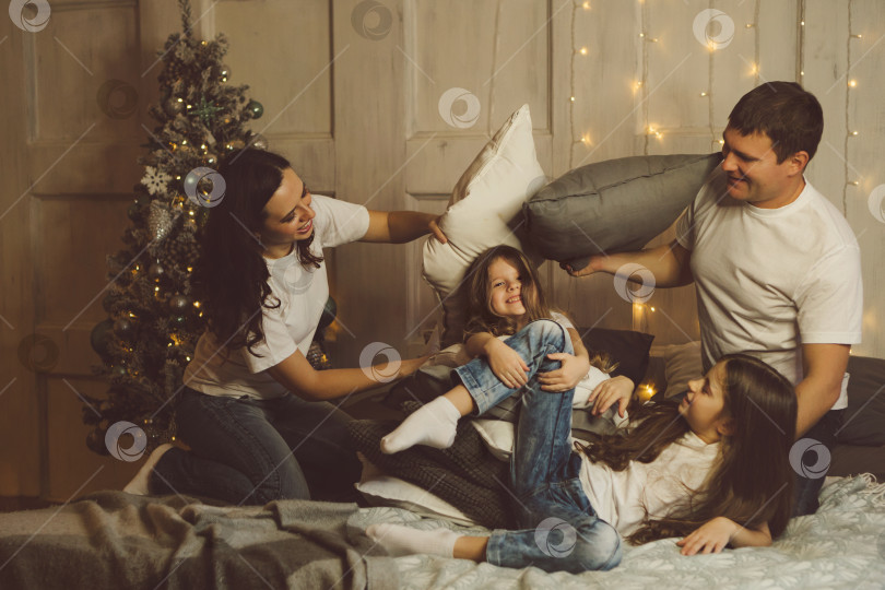 Скачать Счастливая семья на Рождество фотосток Ozero