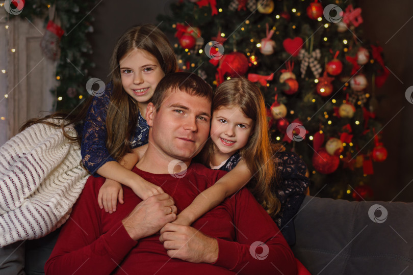 Скачать Папа с двумя дочерьми празднует Рождество фотосток Ozero