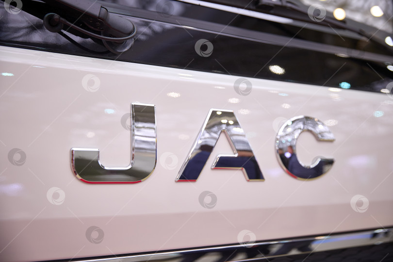 Скачать Москва, Россия - 26 марта 2025 года - Современный грузовик Jac Truck представляет элегантный дизайн со светодиодной технологией фотосток Ozero