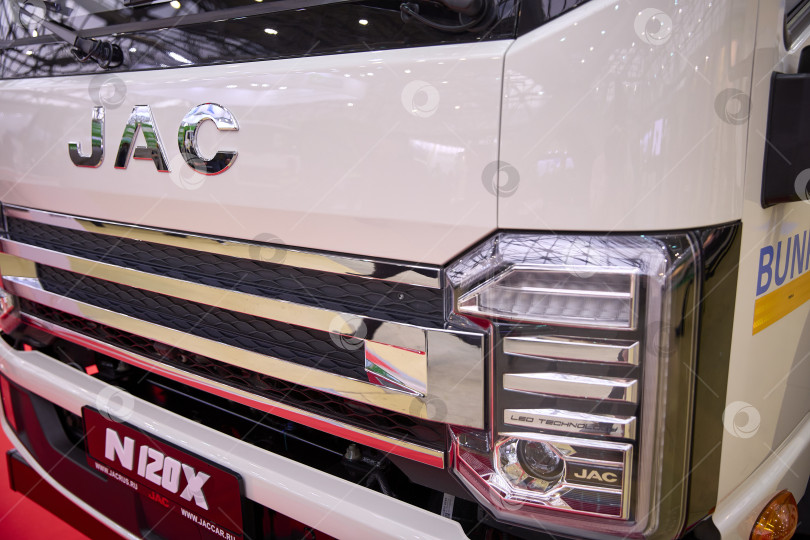 Скачать Москва, Россия - 26 марта 2025 года - Современный грузовик Jac Truck представляет элегантный дизайн со светодиодной технологией фотосток Ozero