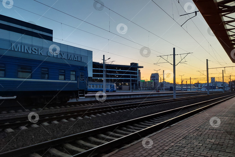 Скачать Беларусь, Минск - 27.03.2025: Железнодорожный вокзал со зданием с надписью "Минская ратуша" фотосток Ozero