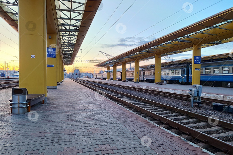 Скачать Беларусь, Минск - 27.03.2025: Железнодорожная станция с синей вывеской, на которой изображена буква а фотосток Ozero