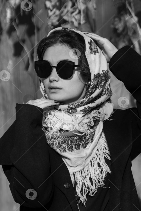 Скачать Портрет красивой девушки в черных очках и с этническим платком на голове фотосток Ozero