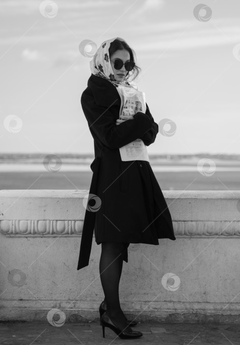 Скачать Черно-белый портрет девушки в полный рост в черном пальто фотосток Ozero