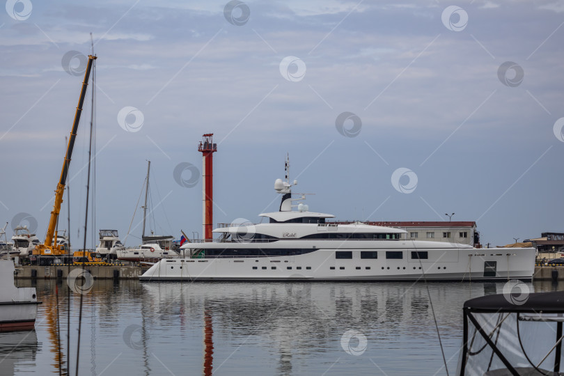 Скачать Яхты в морском порту фотосток Ozero