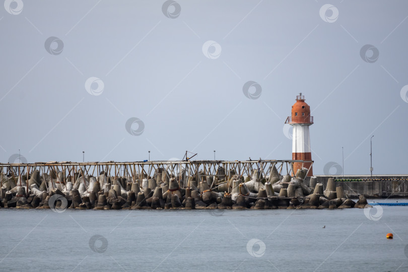 Скачать Маяк в морском порту города сочи фотосток Ozero