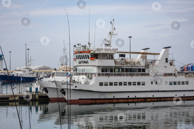 Скачать Теплоход пришвартован в морском порту фотосток Ozero