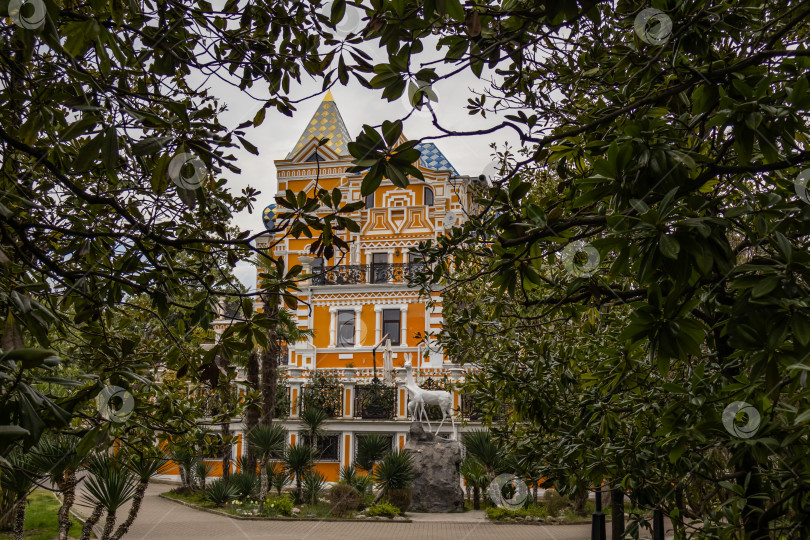 Скачать архитектура, теремок, усадьба, дача, особняк, деревья, весна,  юг, курорт, путешествие, отдых, спокойствие, отпуск, туризм, прогулка, парк, ривьера фотосток Ozero