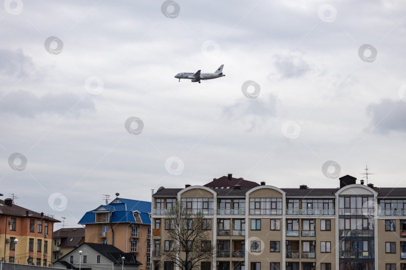 Скачать Самолет заходит на посадку над Адлером фотосток Ozero