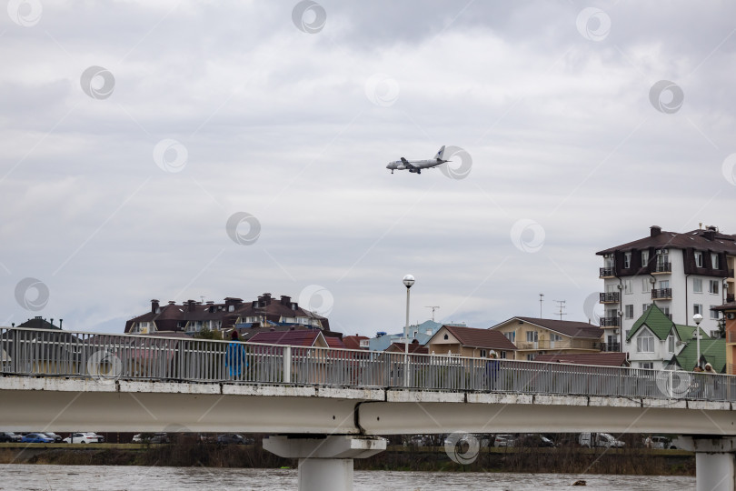 Скачать Самолет заходит на посадку над Адлером фотосток Ozero