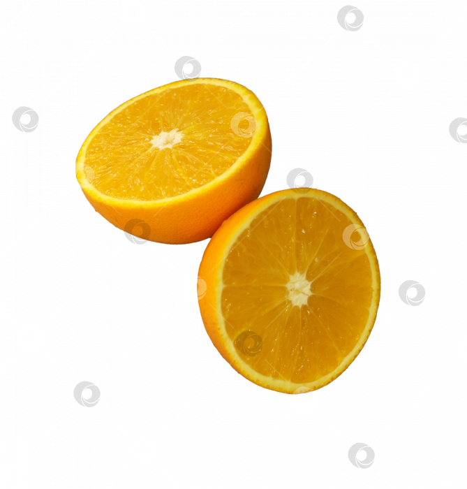 Скачать Разрезанный пополам апельсин, изолированное фото фотосток Ozero