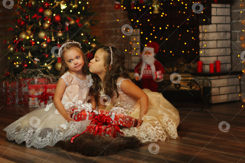 Скачать Маленькие сестры в канун Рождества фотосток Ozero
