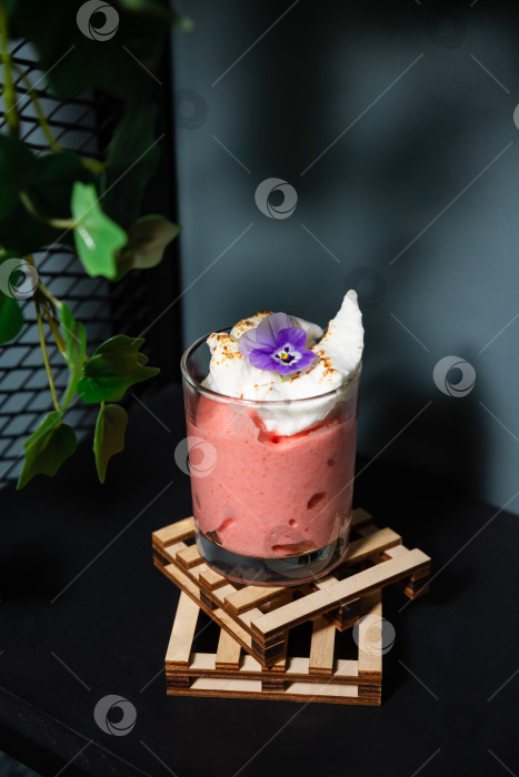 Скачать Десерт из клубничного мусса с начинкой из взбитых сливок. фотосток Ozero
