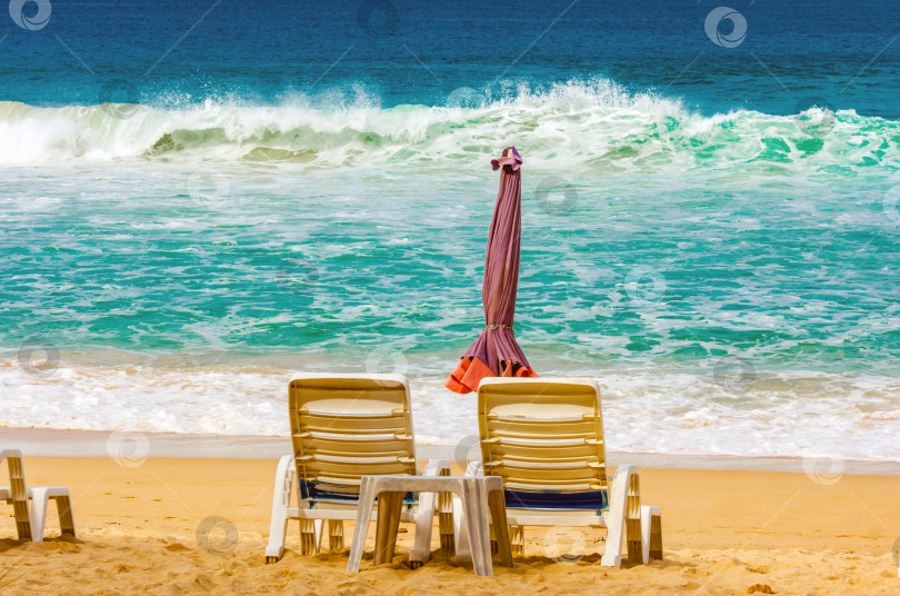 Скачать Шезлонги и зонтики на берегу моря ранним утром фотосток Ozero