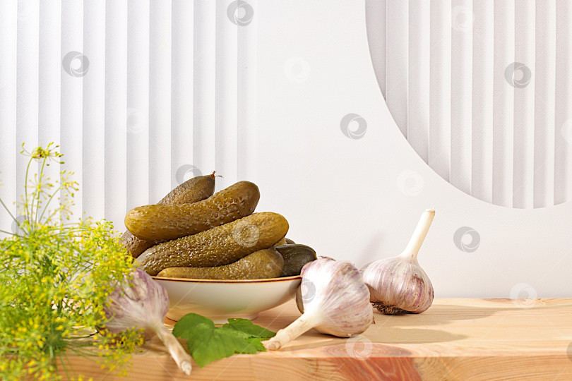 Скачать Свежие маринованные огурцы в миске с чесноком и укропом на кухонном столе, деревенский урожай, рецепт домашнего засолки, огурцы и ингредиенты для засолки, концепция домашнего консервирования, фотосток Ozero