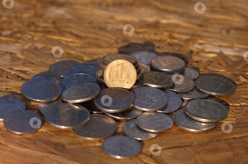 Скачать Золотой рубль в кучке монет фотосток Ozero