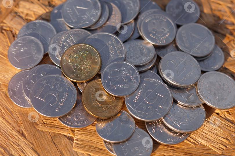 Скачать Цифровой рубль и кучке мелких разменных монет фотосток Ozero