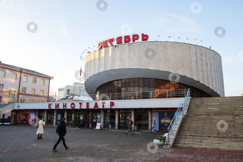 Скачать Беларусь, Минск - 07.02.2024: Круглое здание с надписью "Кинотеатр" на поверхности. фотосток Ozero