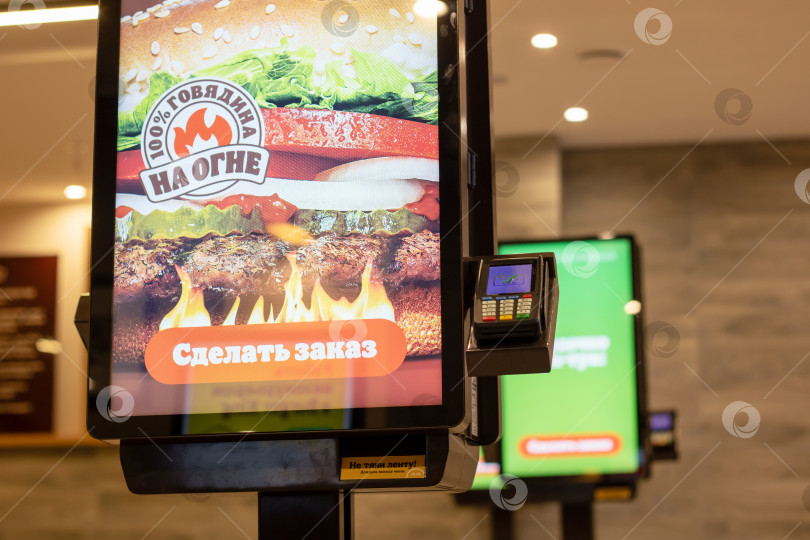 Скачать Беларусь, Минск - 29 февраля 2024 года: На светящемся дисплее burger king отображается изображение вкуснейшего гамбургера. фотосток Ozero
