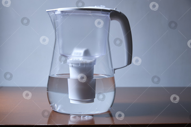 Скачать Кувшин с фильтром для чистой воды на деревянном столе фотосток Ozero