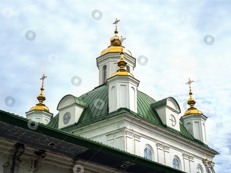 Скачать Церковь Петра и Павла. Крупный план верхней части храма с куполами на фоне неба. Город Пермь. Россия. 05.21.2024 фотосток Ozero
