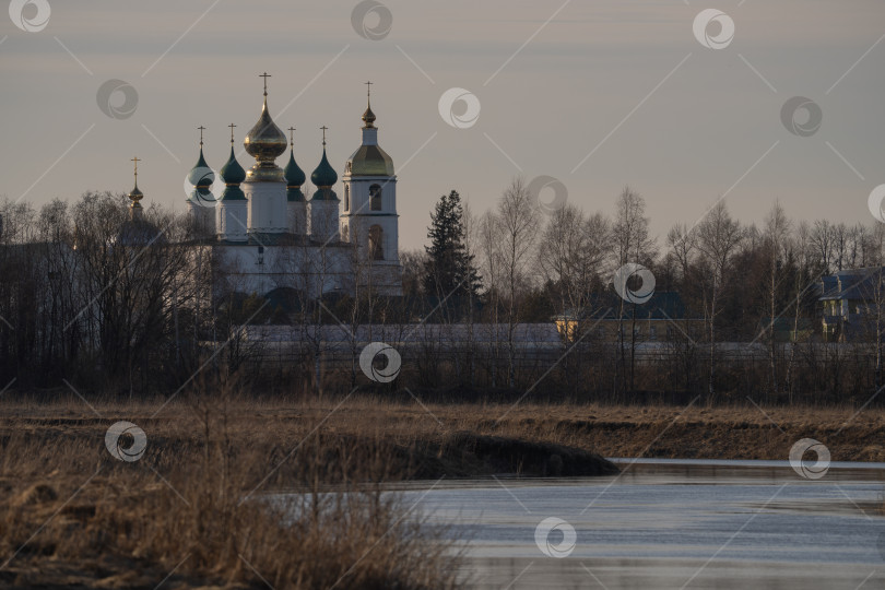 Скачать Весенний пейзаж с православной церковью на берегу реки, закат солнца фотосток Ozero
